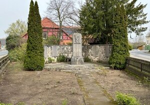 Bild vergr&ouml;&szlig;ern: Ehrenmal vor der Umgestaltung
