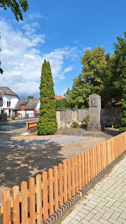 Bild vergr&ouml;&szlig;ern: Ehrenmal mit Zaun